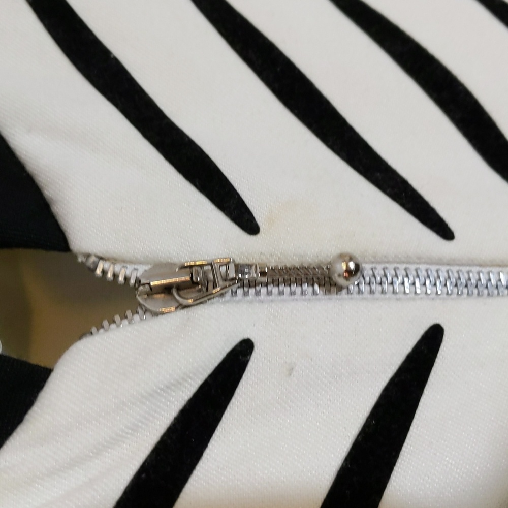 Le Chateau| Vintage White Zippered Vest with Black Stripe lines - Picture 6 of 11